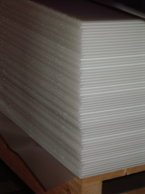 Extruded plastic sheet